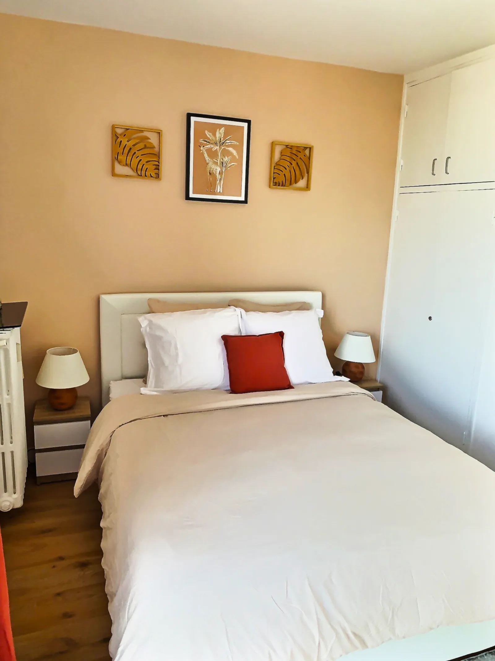 Chambre double avec décoration chaleureuse — hébergement Saint-Germain-en-Laye