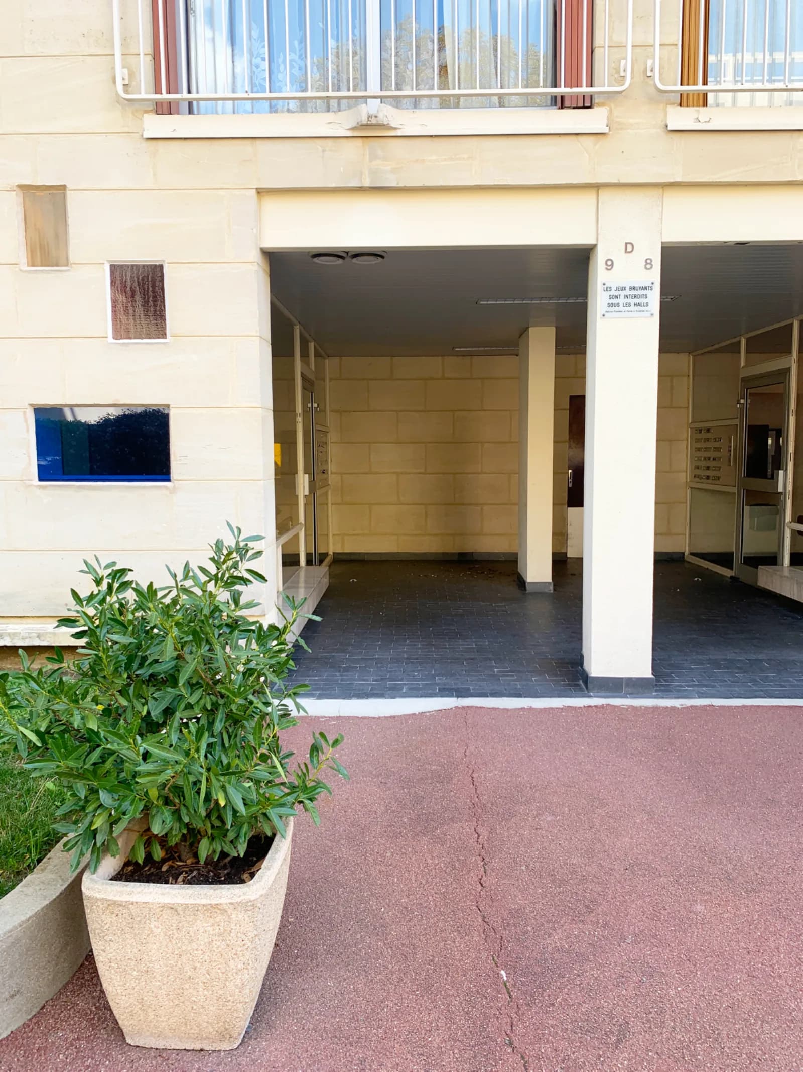 Entrée de l'immeuble en centre-ville de Saint-Germain-en-Laye