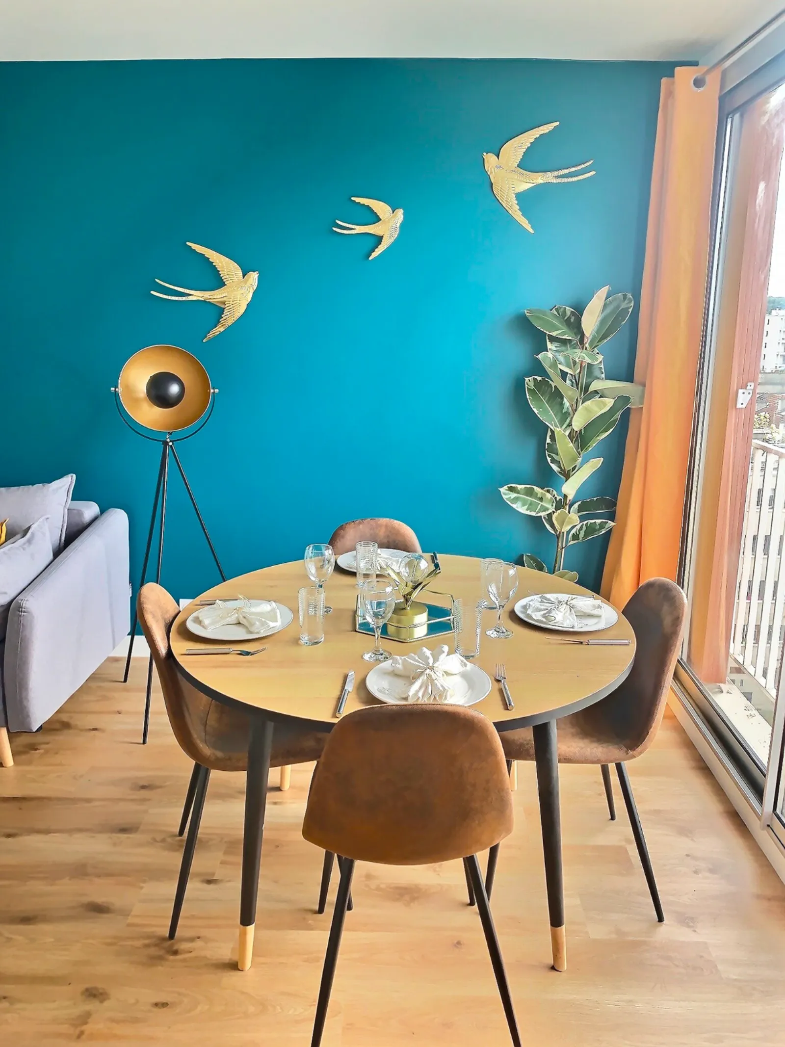 Coin salle à manger avec table dressée — location courte durée Saint-Germain