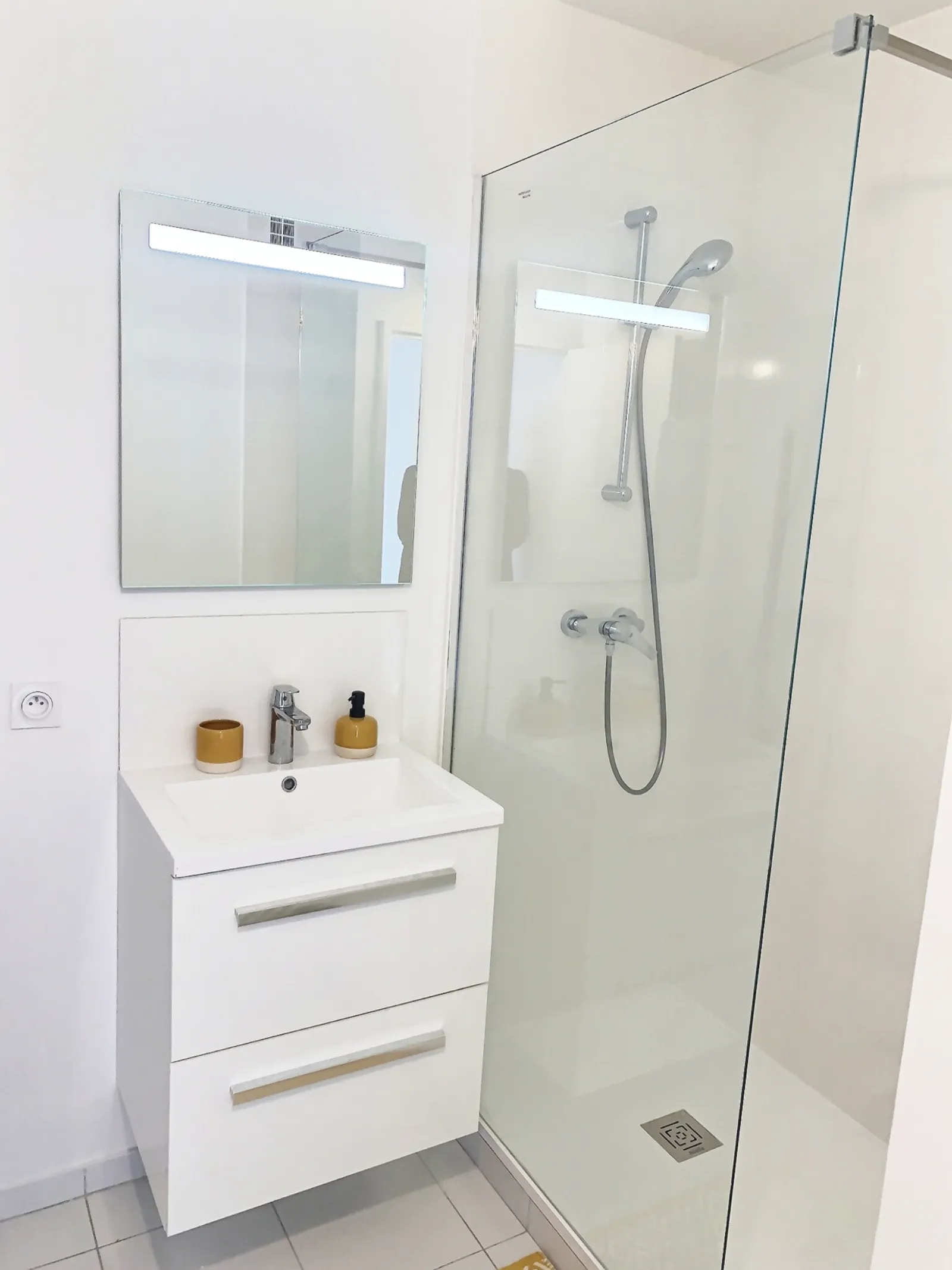 Salle de bain moderne avec douche