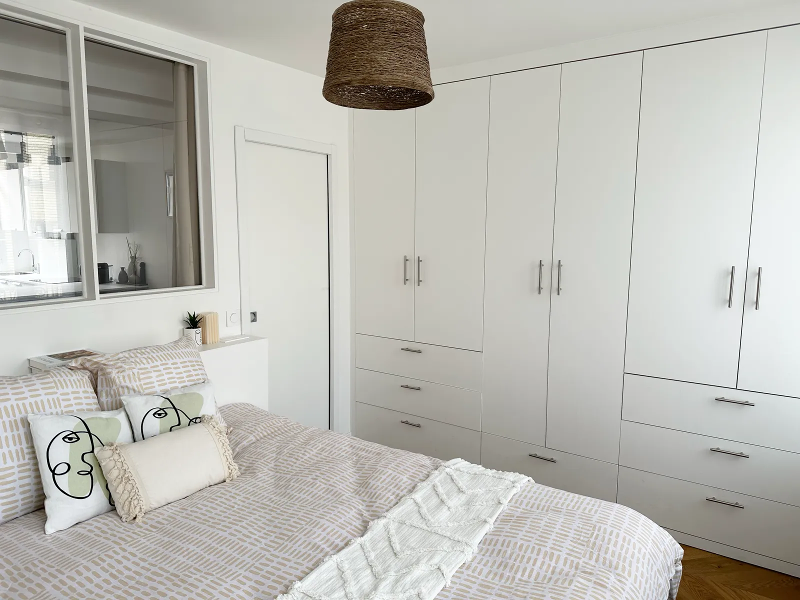 Chambre avec placards intégrés et rangements