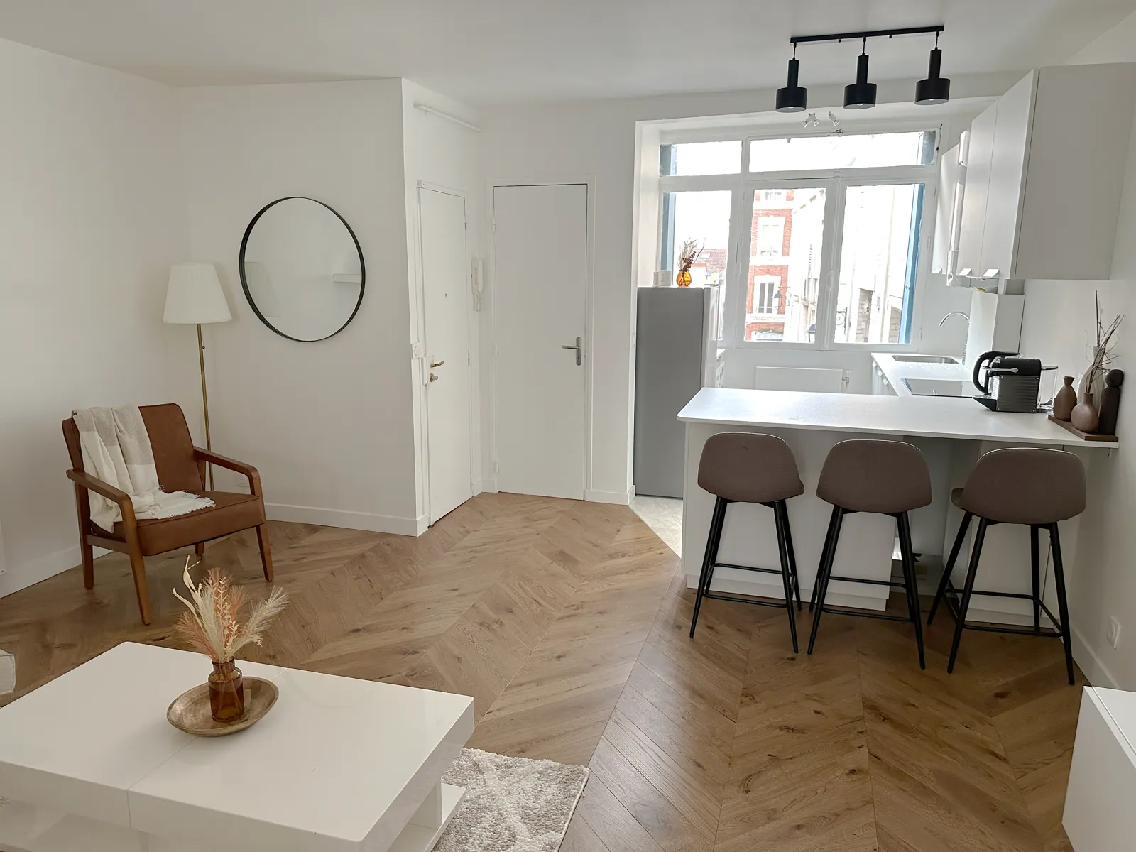 Vue d'ensemble salon et cuisine ouverte dans l'appartement central