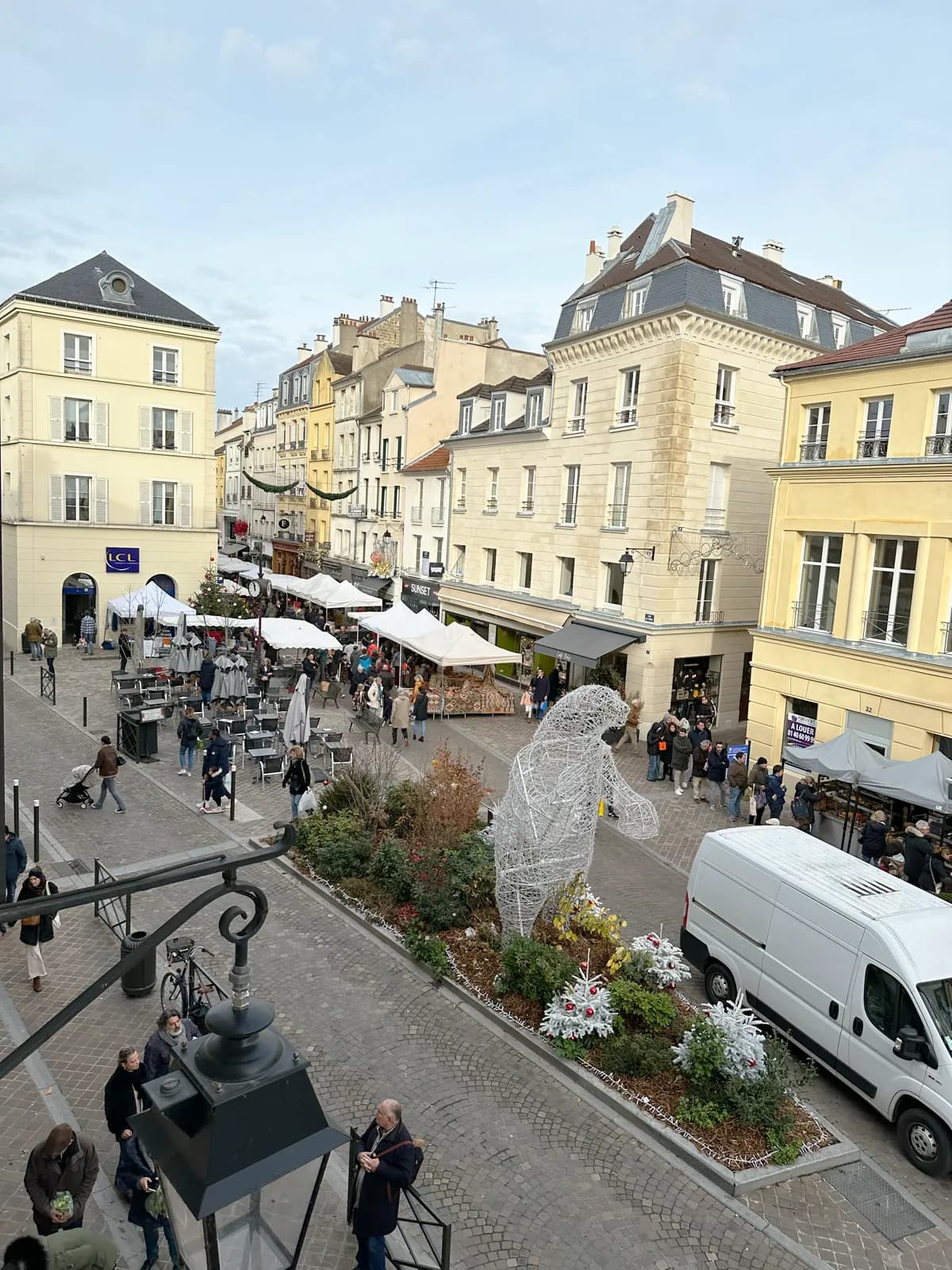 Salle de bain avec lavabo et miroir